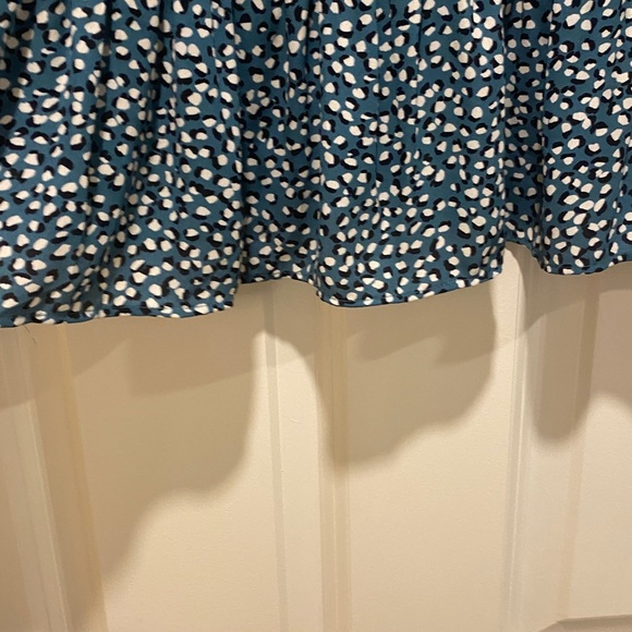 NWT ANN TAYLOR BLUE BLACK AND WHITE DRESS BLOUSE SIZE MEDIUM - Picture 5 of 5